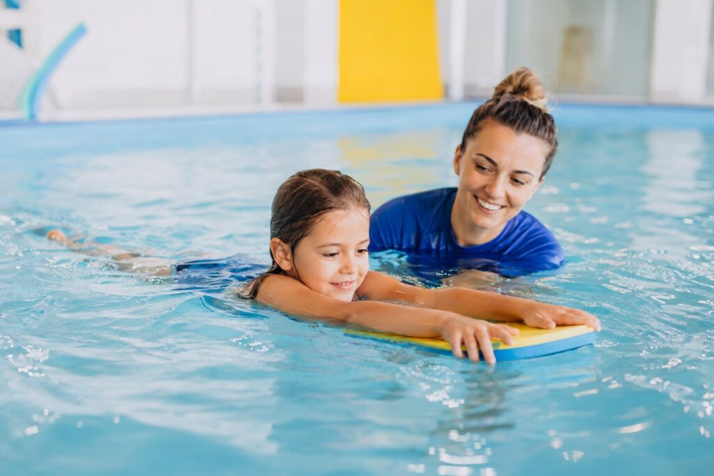 Kind beim sicheren Schwimmenlernen